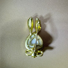 Load image into Gallery viewer, White Freshwater Pearl Rabbit Brooch 白色淡水珍珠镶嵌兔子胸针
