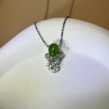 Load image into Gallery viewer, Green Nephrite Balloon Pendant 和田玉碧玉镶嵌热气球吊坠
