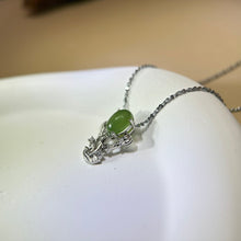 Load image into Gallery viewer, Green Nephrite Balloon Pendant 和田玉碧玉镶嵌热气球吊坠
