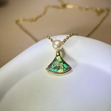 Load image into Gallery viewer, White Freshwater Pearl Abalone PAUA Shell Pendant 白色淡水珍珠鲍贝镶嵌吊坠
