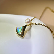 Load image into Gallery viewer, White Freshwater Pearl Abalone PAUA Shell Pendant 白色淡水珍珠鲍贝镶嵌吊坠
