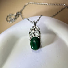 将图片加载到图库查看器，Malachite Feather Pendant Brooch 孔雀石镶嵌羽毛吊坠胸针
