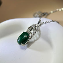 Load image into Gallery viewer, Malachite Feather Pendant Brooch 孔雀石镶嵌羽毛吊坠胸针
