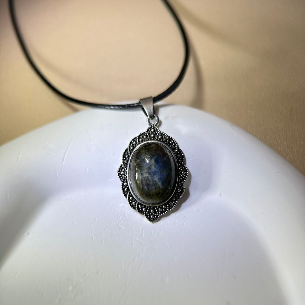 Labradorite Pendant Necklace 拉长石灰月光石镶嵌吊坠项链