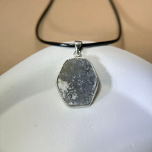 Load image into Gallery viewer, Grey Agate Cluster Pendant Necklace 灰玛瑙晶簇吊坠项链
