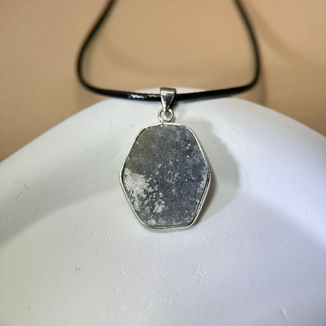 Grey Agate Cluster Pendant Necklace 灰玛瑙晶簇吊坠项链