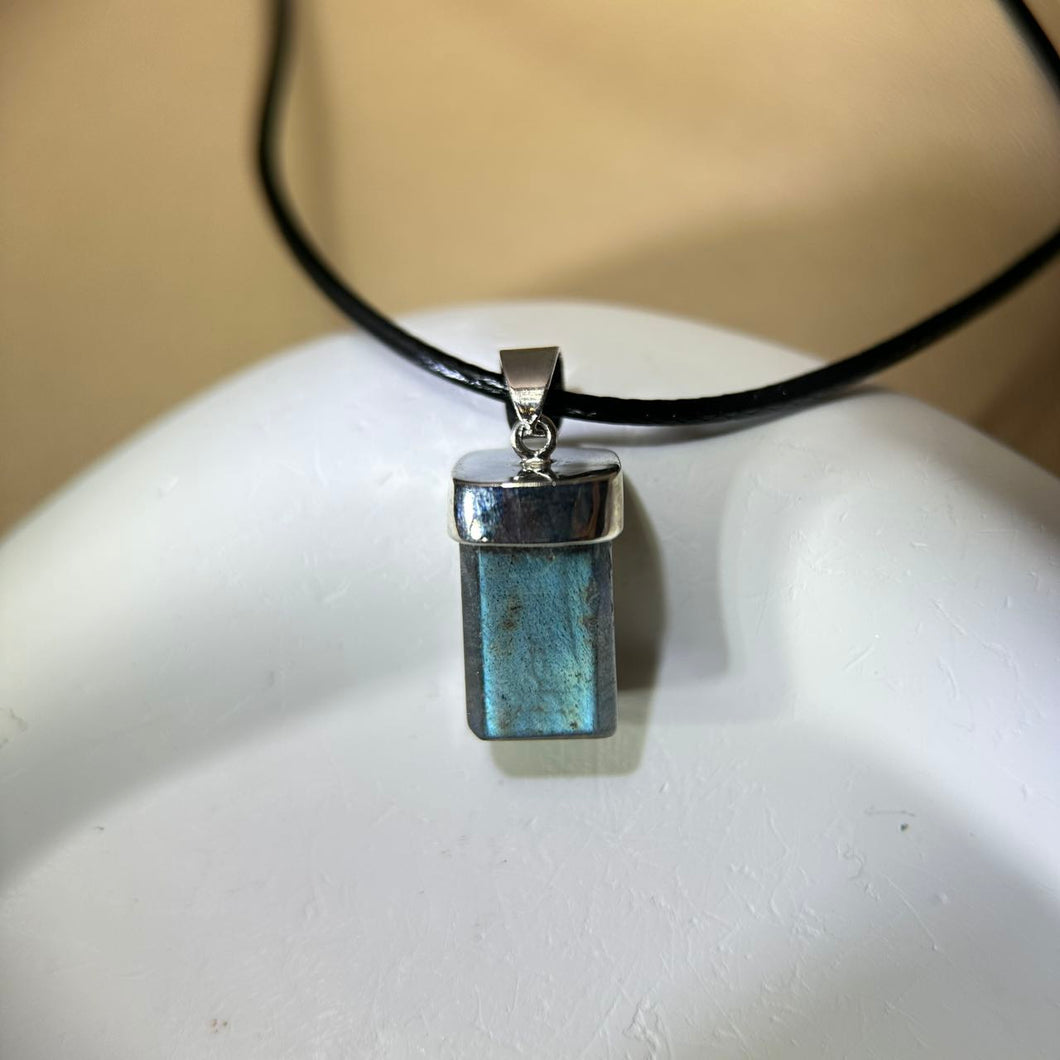 Labradorite Pendant Necklace 拉长石灰月光石镶嵌吊坠项链