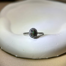 Load image into Gallery viewer, Black Opal Adjustable Ring 黑色欧泊镶嵌活口戒指
