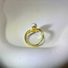 Load image into Gallery viewer, White Freshwater Pearl Adjustable Ring 白色淡水珍珠镶嵌活口戒指
