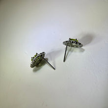 将图片加载到图库查看器，925 Silver Peridot Earrings 橄榄石镶嵌银耳钉
