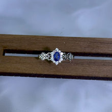 Load image into Gallery viewer, Blue Sapphire Adjustable Ring 蓝色蓝宝石镶嵌活口戒指
