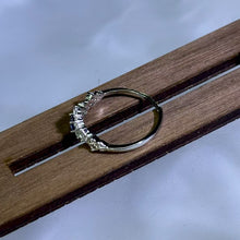 Load image into Gallery viewer, Blue Sapphire Adjustable Ring 蓝色蓝宝石镶嵌活口戒指
