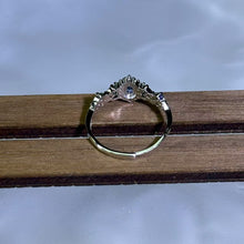 Load image into Gallery viewer, Blue Sapphire Adjustable Ring 蓝色蓝宝石镶嵌活口戒指
