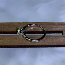 Load image into Gallery viewer, Peridot Adjustable Ring 橄榄石镶嵌活口戒指
