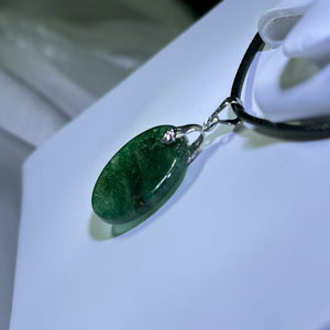 Green Strawberry Quartz Round Pendant Necklace 绿色草莓晶圆牌吊坠项链