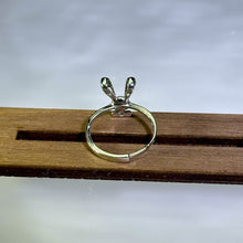 Load image into Gallery viewer, Apple Green Jade Rabbit Adjustable Ring 糯种苹果绿翡翠兔子活口戒指
