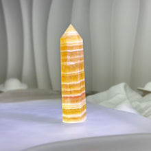 Load image into Gallery viewer, Golden Cream Calcite Pointed Tower 金乳方解石单尖棱柱
