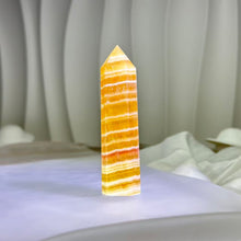 Load image into Gallery viewer, Golden Cream Calcite Pointed Tower 金乳方解石单尖棱柱
