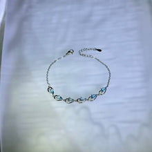 Load image into Gallery viewer, Swiss Blue Topaz Wave Bracelet 瑞士蓝托帕石镶嵌波浪手链
