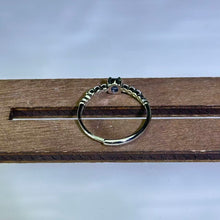 Load image into Gallery viewer, Blue Sapphire Adjustable Ring 蓝色蓝宝石镶活口戒指
