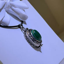 Load image into Gallery viewer, Malachite Amulet Box Pendant Necklace 孔雀石镶嵌嘎乌盒吊坠项链
