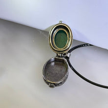 Load image into Gallery viewer, Malachite Amulet Box Pendant Necklace 孔雀石镶嵌嘎乌盒吊坠项链
