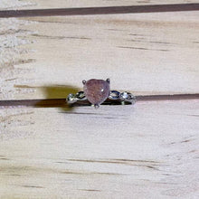 Load image into Gallery viewer, Red Strawberry Quartz Heart Adjustable Ring 红色草莓晶爱心镶嵌活口戒指
