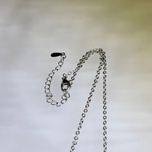 Load image into Gallery viewer, Fluorite Heart Bow Pendant Necklace 萤石爱心镶嵌蝴蝶结吊坠项链
