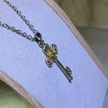 Load image into Gallery viewer, Peridot Key Pendant Necklace 橄榄石钥匙吊坠项链
