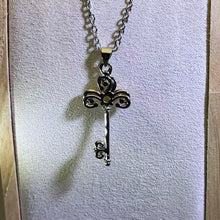 Load image into Gallery viewer, Peridot Key Pendant Necklace 橄榄石钥匙吊坠项链

