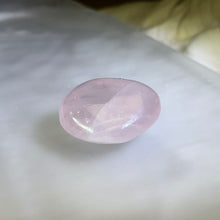 Load image into Gallery viewer, Rose Quartz Heart Figurine 粉水晶爱心摆件
