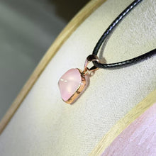 Load image into Gallery viewer, Rose Quartz Tower Pendant Necklace 粉水晶唐塔吊坠项链
