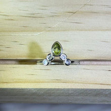 Load image into Gallery viewer, Peridot Adjustable Ring 橄榄石镶嵌活口戒指
