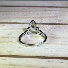 Load image into Gallery viewer, Peridot Adjustable Ring 橄榄石镶嵌活口戒指
