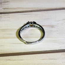 Load image into Gallery viewer, Honey Opal Adjustable Ring 蜜色欧泊镶嵌活口戒指
