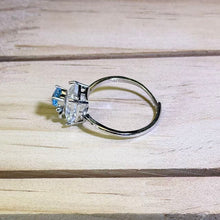 Load image into Gallery viewer, Clear Quartz Swiss Blue Topaz Adjustable Ring 白水晶托石瑞士蓝托帕石镶嵌活口戒指
