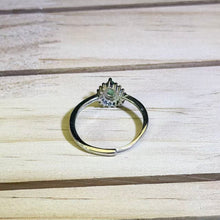 Load image into Gallery viewer, Emerald Adjustable Ring 祖母绿镶嵌活口戒指

