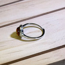 Load image into Gallery viewer, Piebald Amber Adjustable Ring 花珀琥珀镶嵌活口戒指
