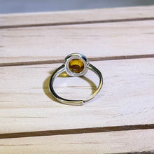 Load image into Gallery viewer, Piebald Amber Adjustable Ring 花珀琥珀镶嵌活口戒指
