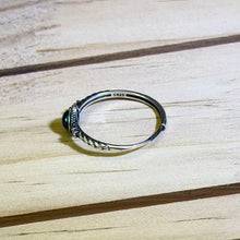 Load image into Gallery viewer, Black Opal Adjustable Silver Ring 黑色欧泊镶嵌活口银戒指
