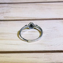 Load image into Gallery viewer, Black Opal Adjustable Silver Ring 黑色欧泊镶嵌活口银戒指
