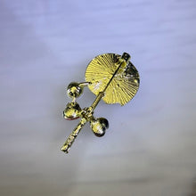 Load image into Gallery viewer, White Freshwater Pearl Lollipop Brooch 白色淡水珍珠棒棒糖胸针
