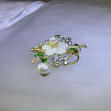 Load image into Gallery viewer, White Freshwater Pearl Flower Brooch 白色淡水珍珠花朵胸针
