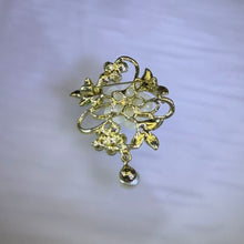 Load image into Gallery viewer, White Freshwater Pearl Flower Brooch 白色淡水珍珠花朵胸针
