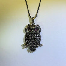Load image into Gallery viewer, Purple Rhodolite Garnet Owl Pendant Necklace 紫牙乌石榴石猫头鹰吊坠项链

