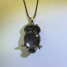 Load image into Gallery viewer, Purple Rhodolite Garnet Owl Pendant Necklace 紫牙乌石榴石猫头鹰吊坠项链
