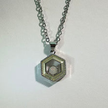 Load image into Gallery viewer, Opal Honeycomb Necklace 欧泊蜂巢形项链
