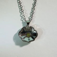 Load image into Gallery viewer, Peridot Ruyi Necklace 橄榄石如意项链
