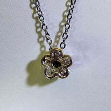Load image into Gallery viewer, Chrome Diopside Floral Necklace 透辉石小花项链

