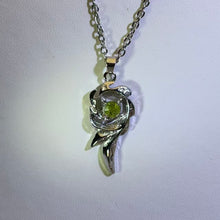 Load image into Gallery viewer, Peridot Radiant Swirl Necklace 橄榄石旋彩项链
